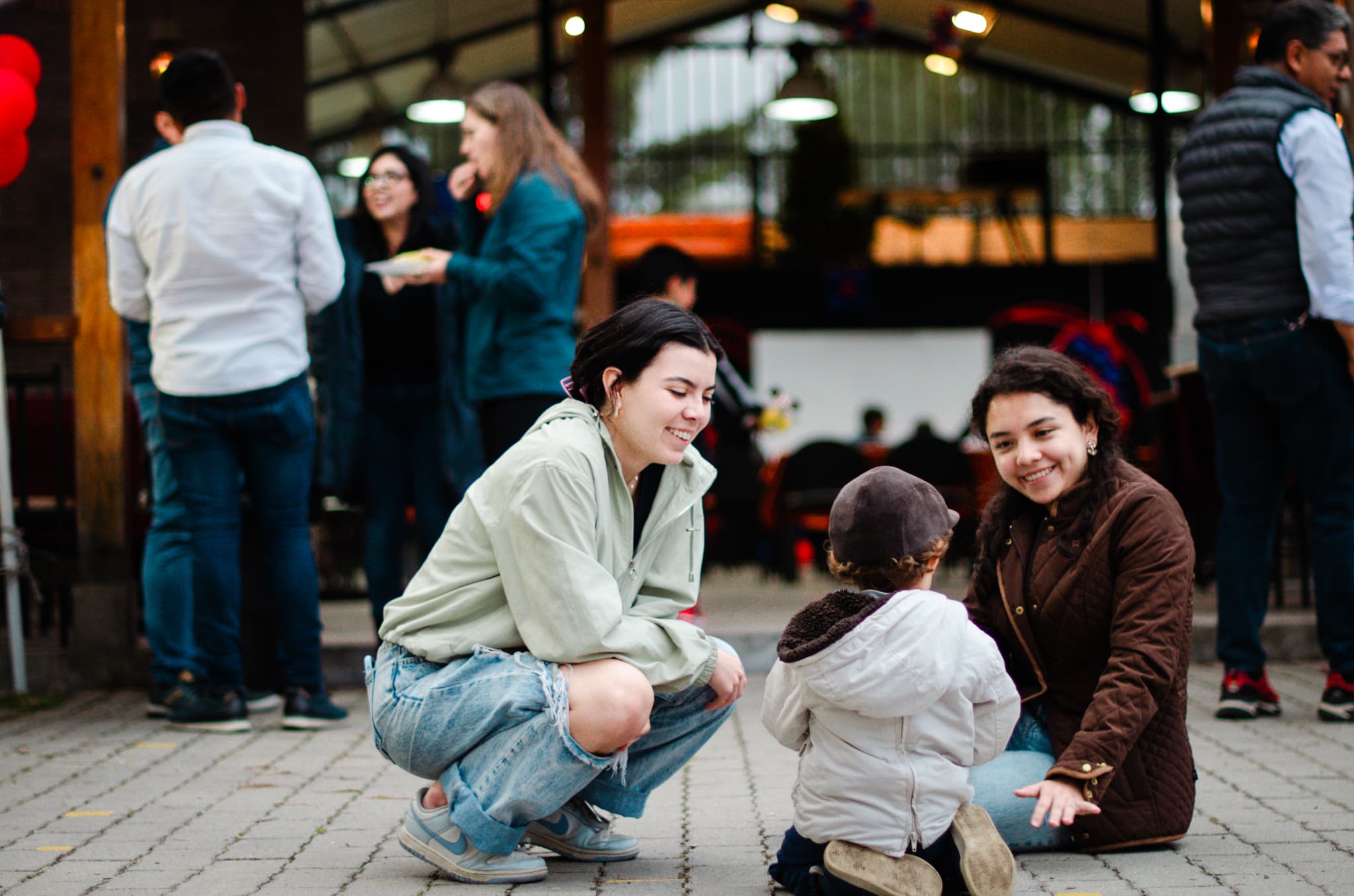 Personas interactuando en un evento de la iglesia
