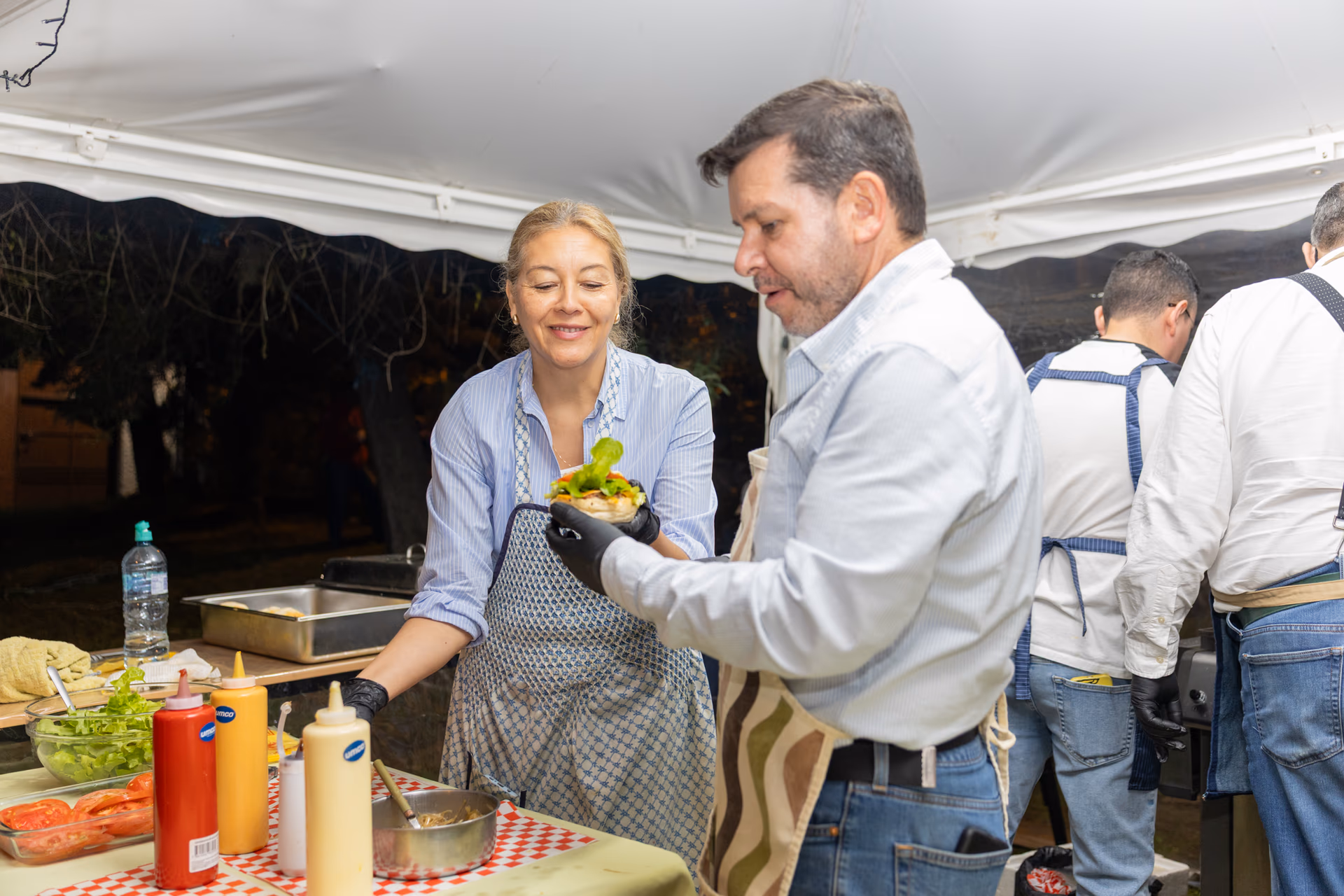 Personas sirviendo en la comunidad