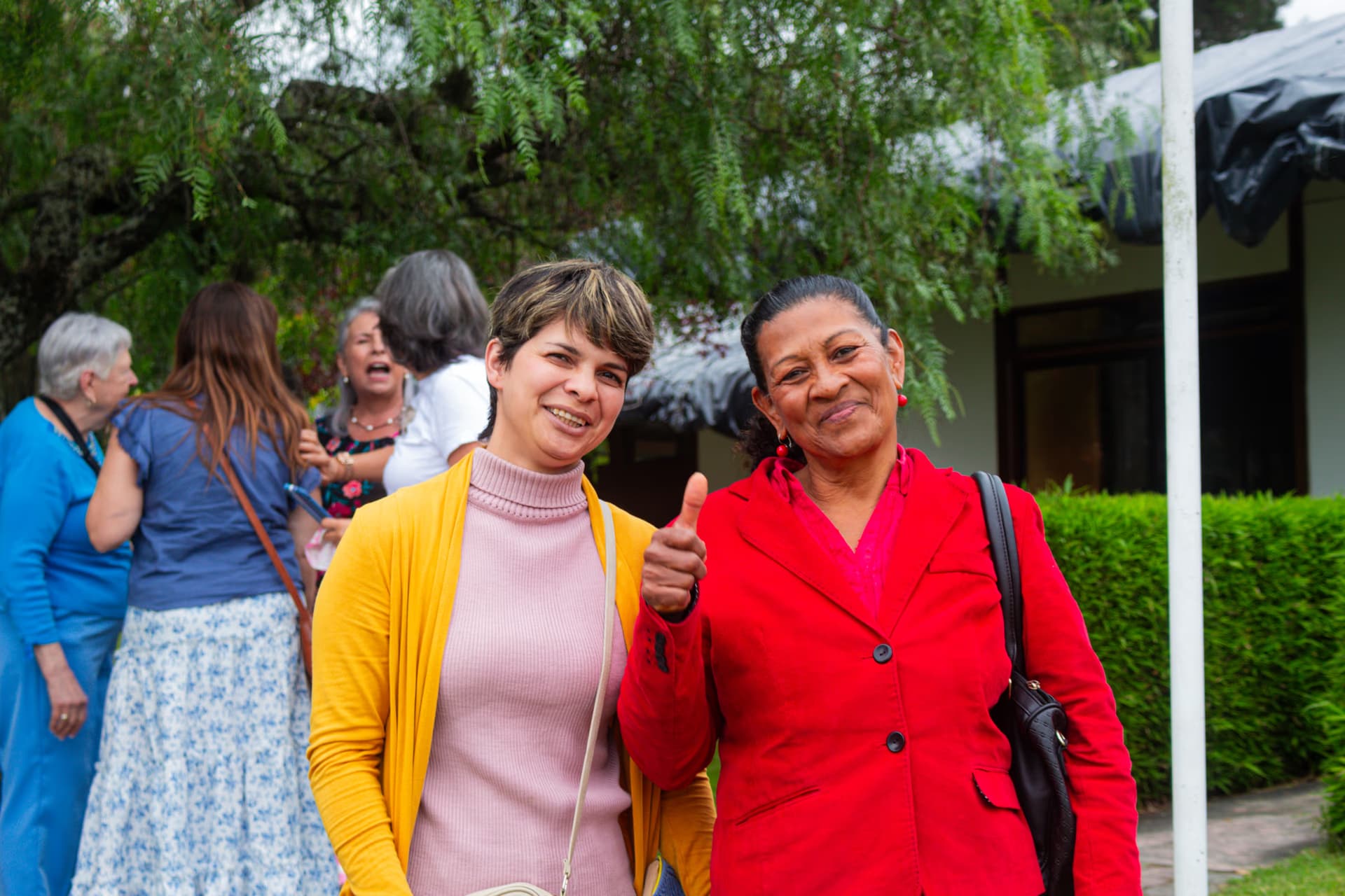 Mujeres compartiendo y riendo juntas