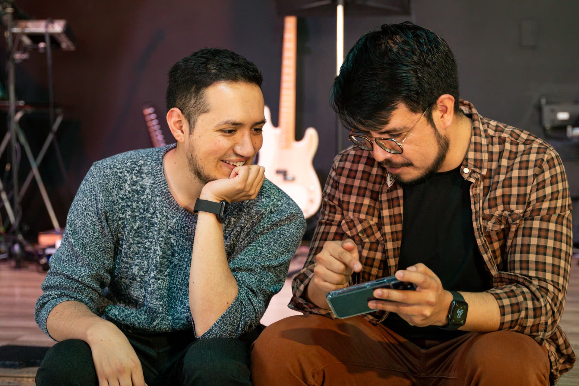 Líderes de ministerio reunidos en oración y planificación