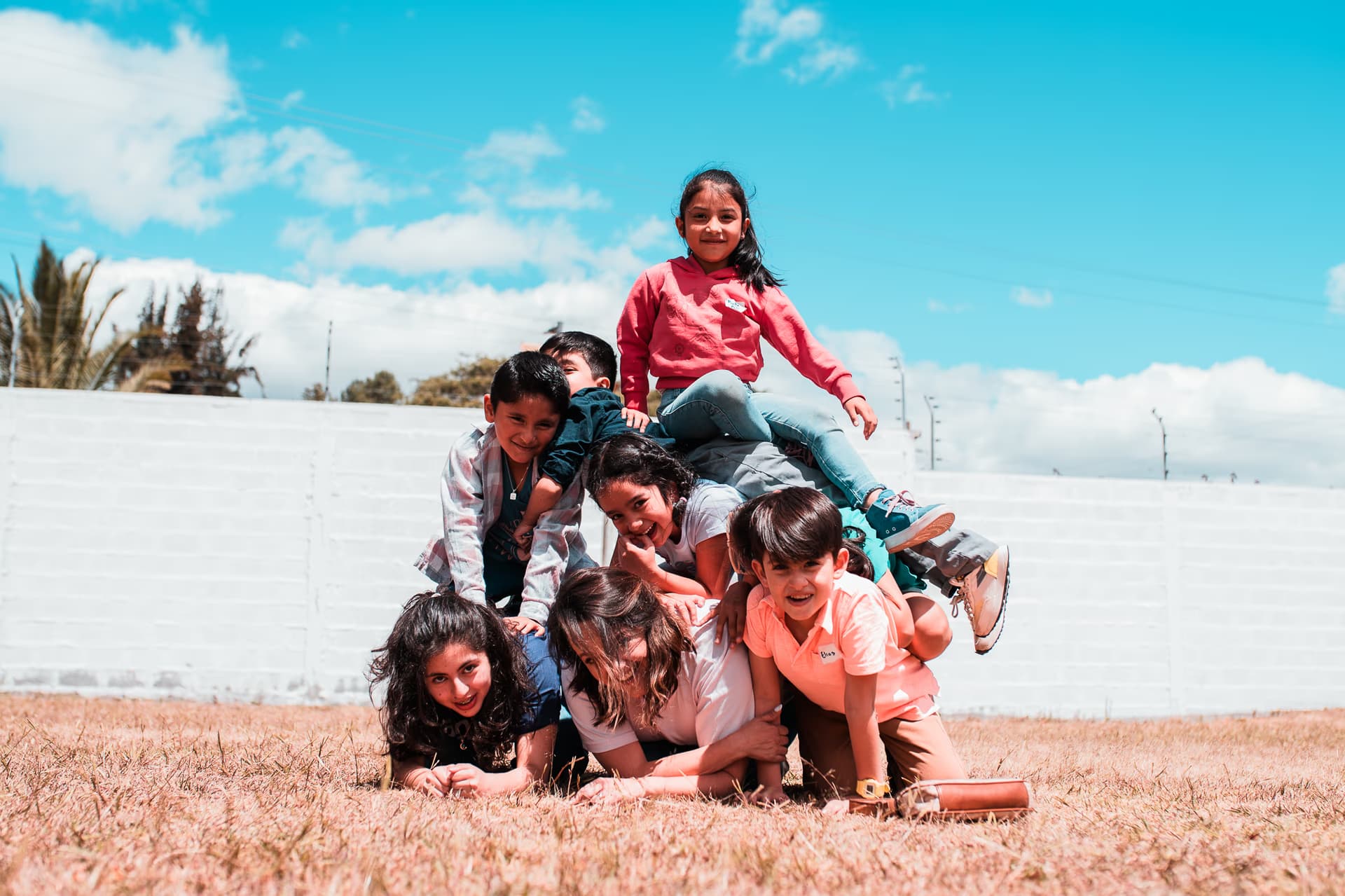 Niños jugando y aprendiendo