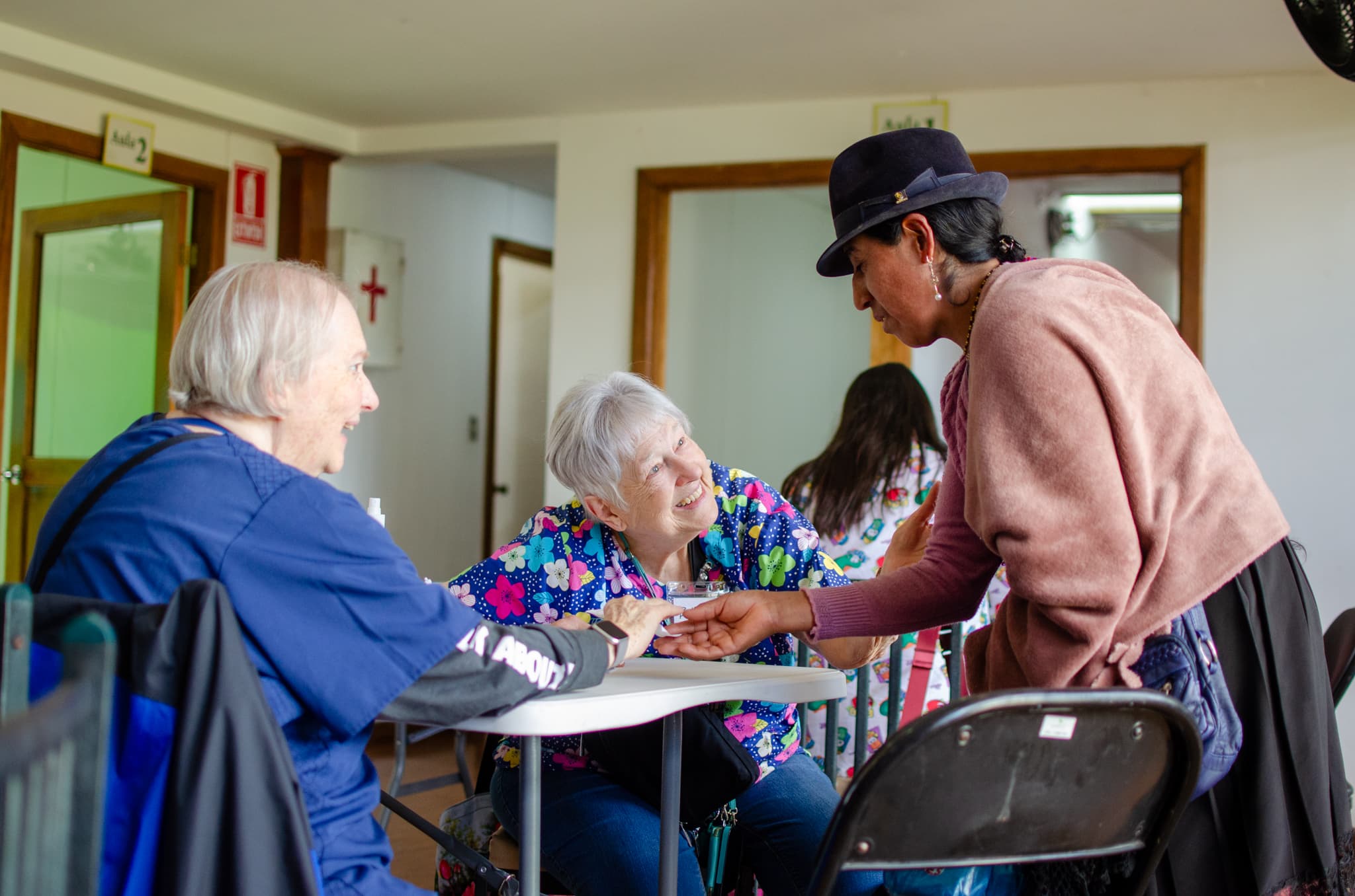 Personas ayudando a los necesitados