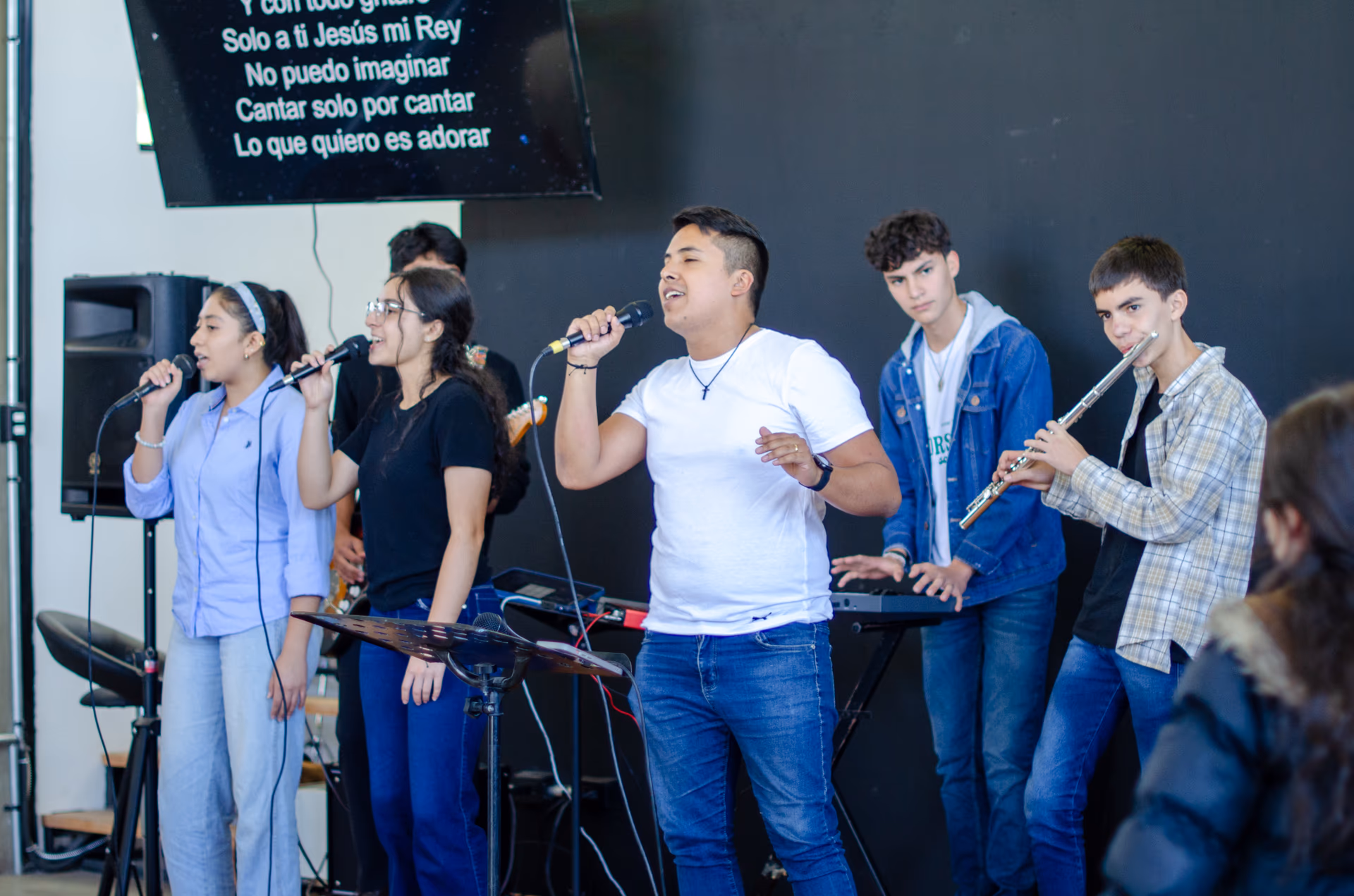 Personas sirviendo juntas