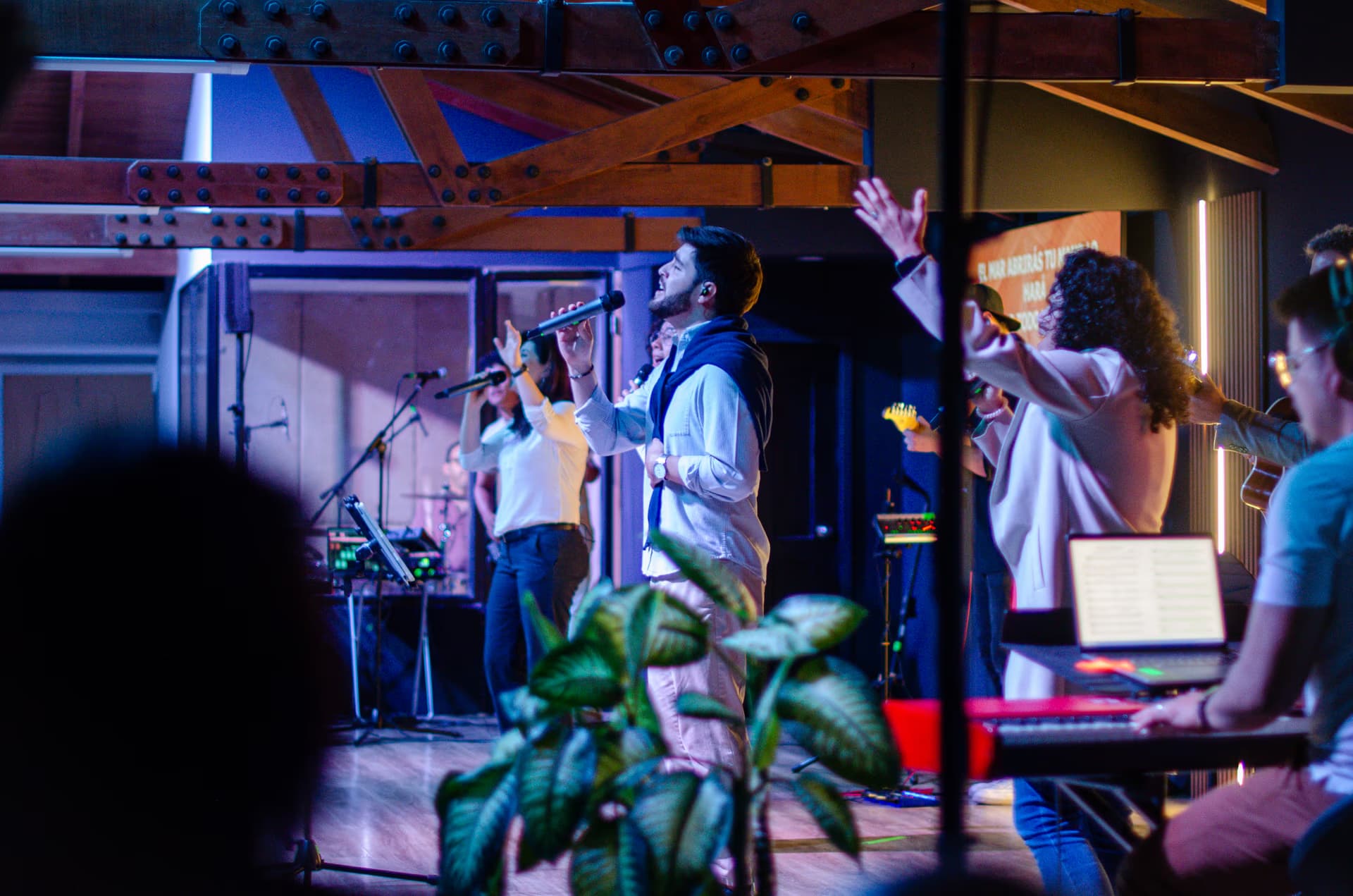 Equipo de voluntarios orando juntos antes de un servicio