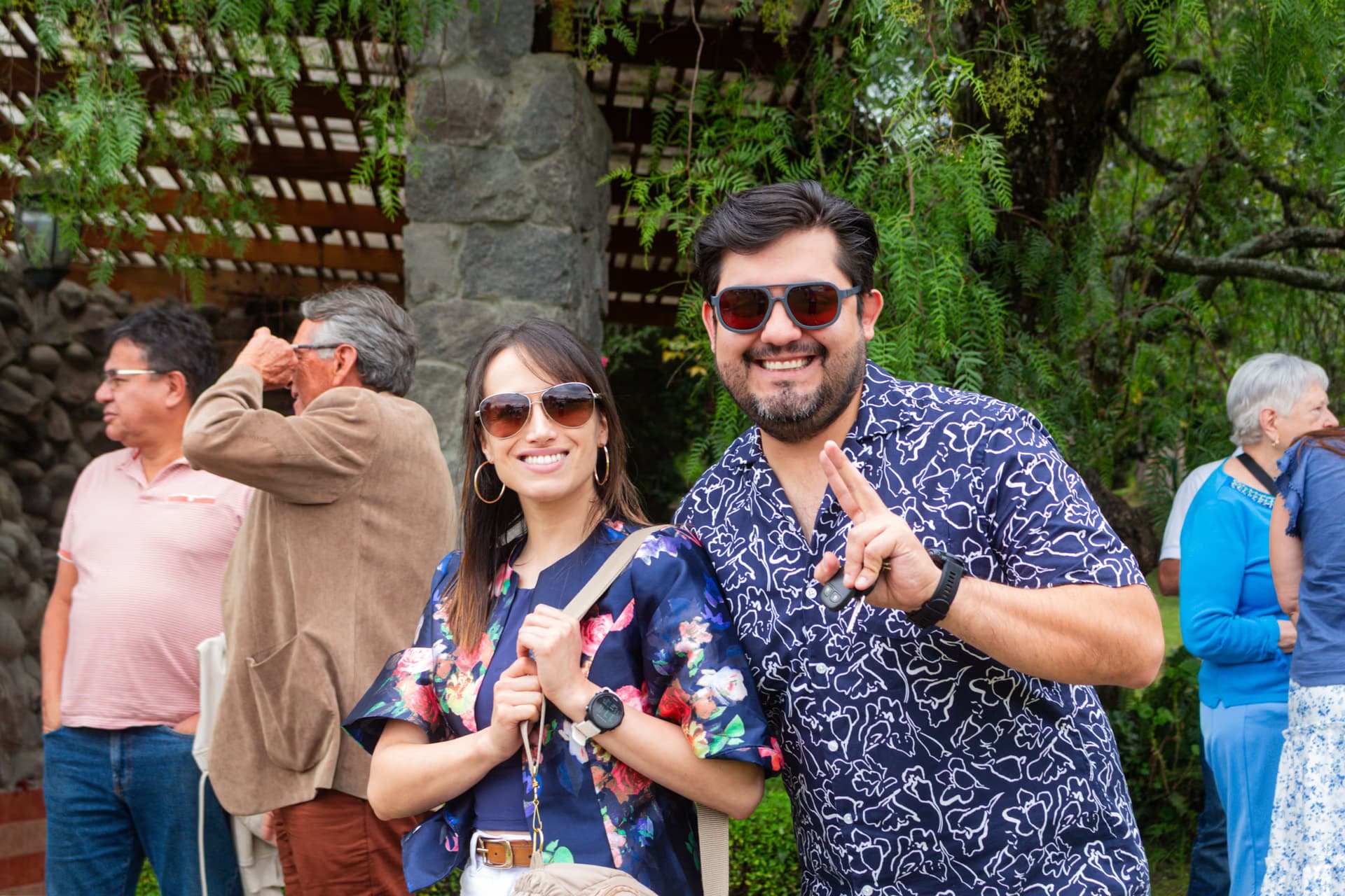 Personas dándose la bienvenida en la iglesia