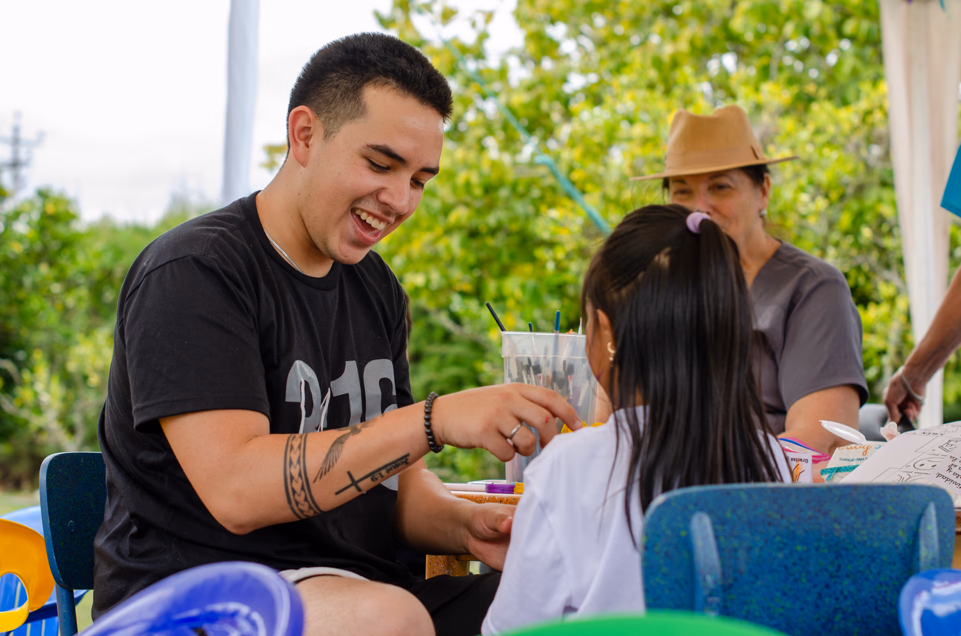 Voluntarios entregando ayuda a personas necesitadas
