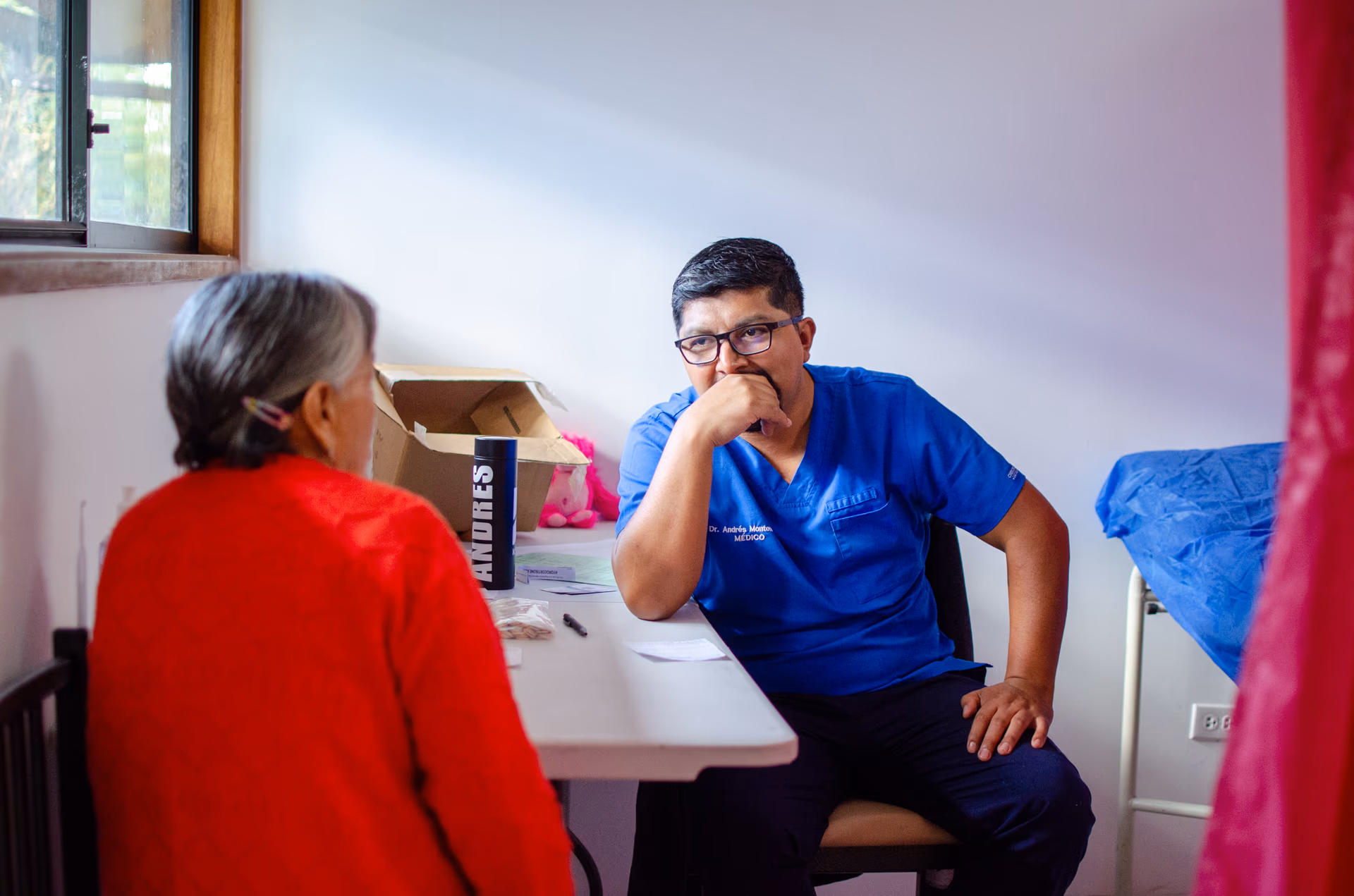 Médicos voluntarios atendiendo a pacientes