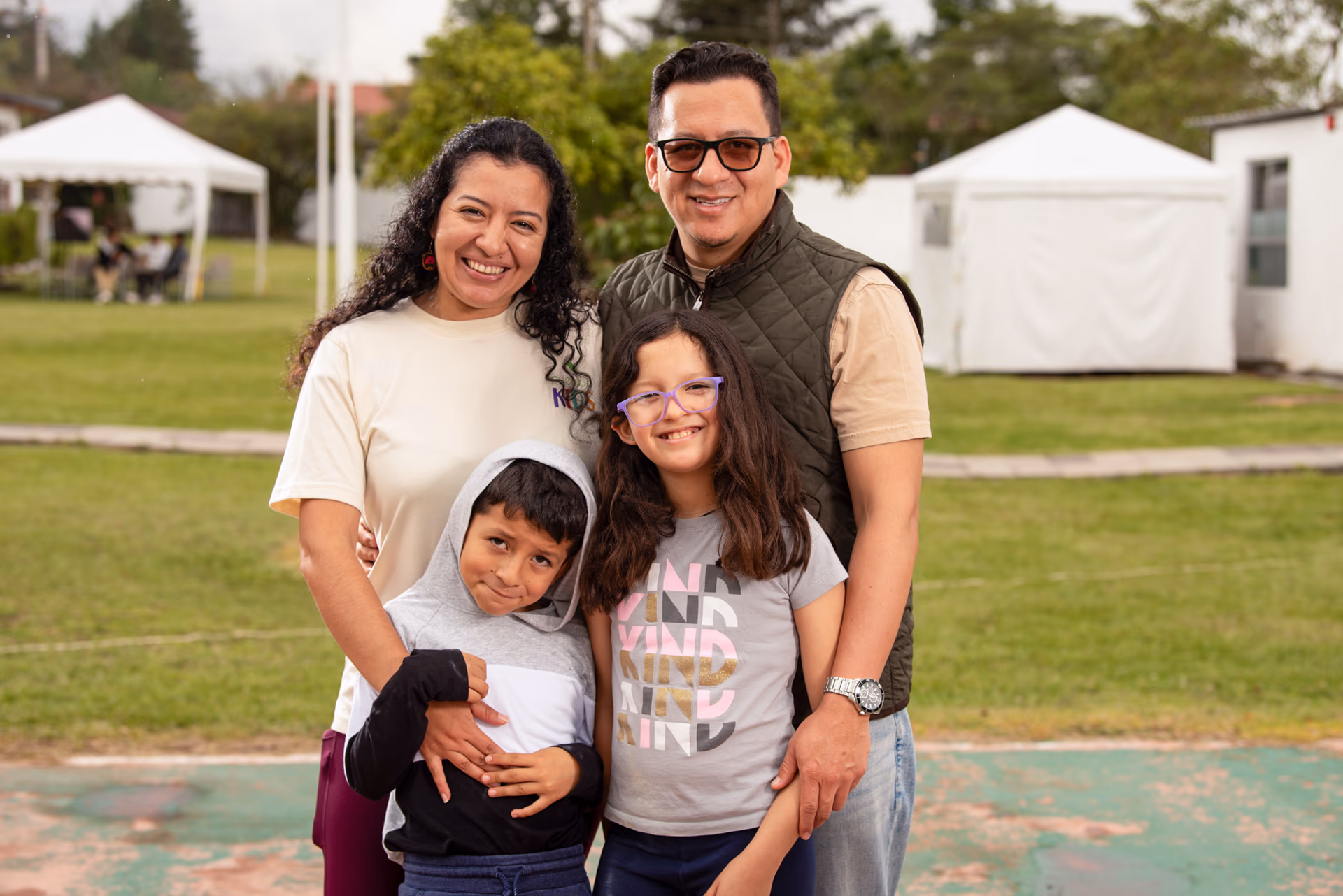 Pareja de esposos abrazados y sonriendo
