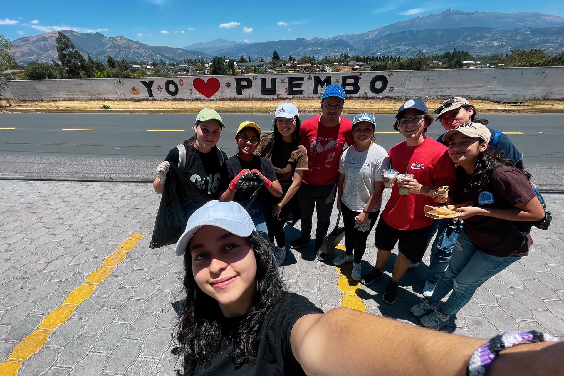 Personas compartiendo la Biblia en un parque
