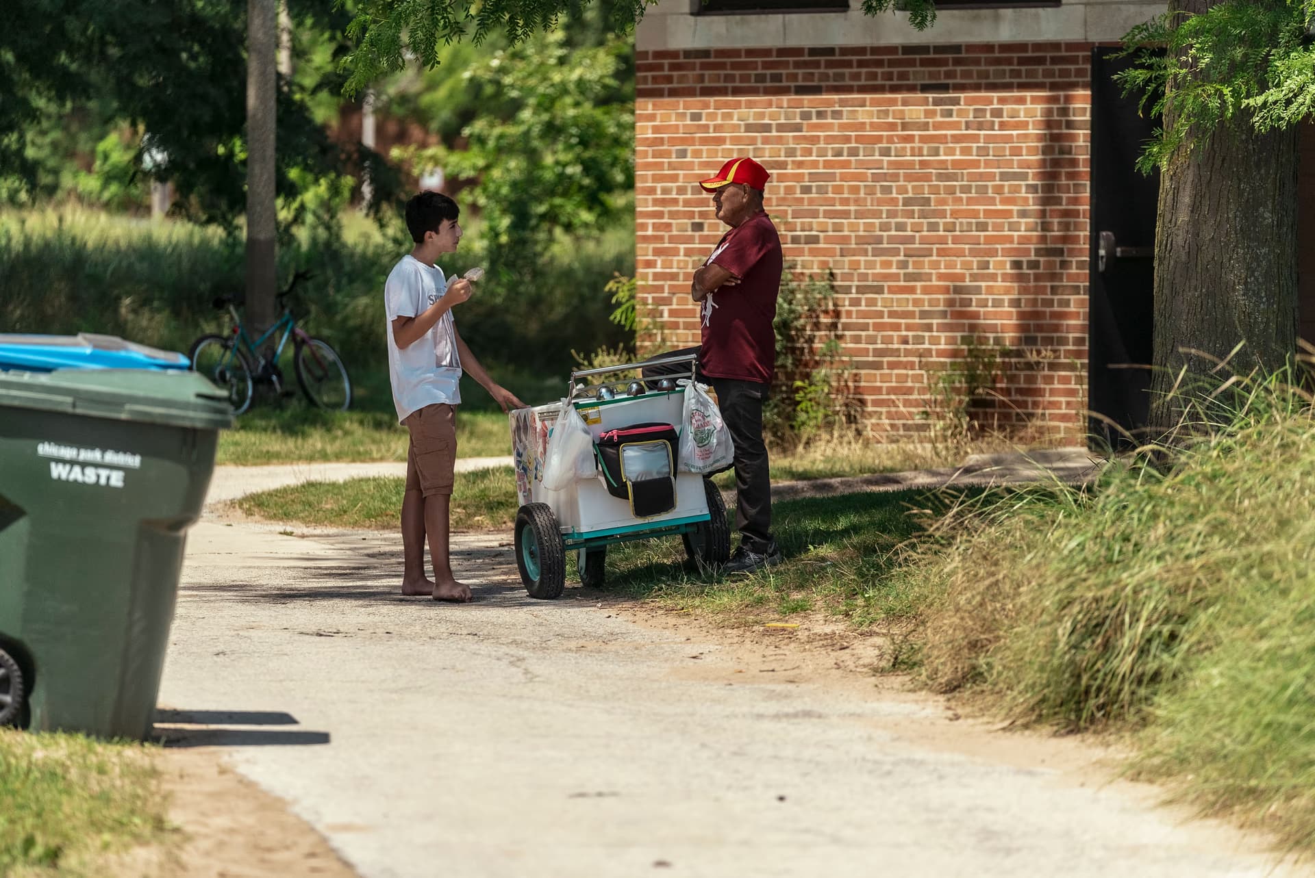 Persona compartiendo el evangelio uno a uno
