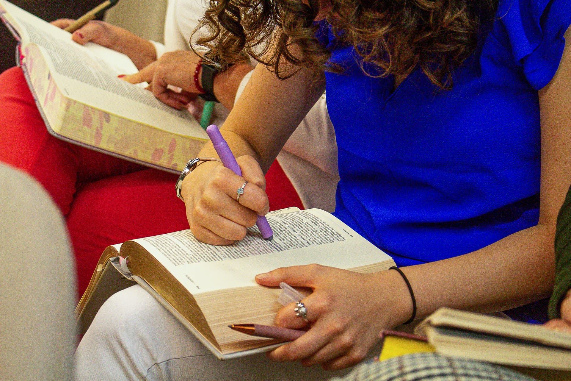 Persona revisando sus finanzas en una computadora