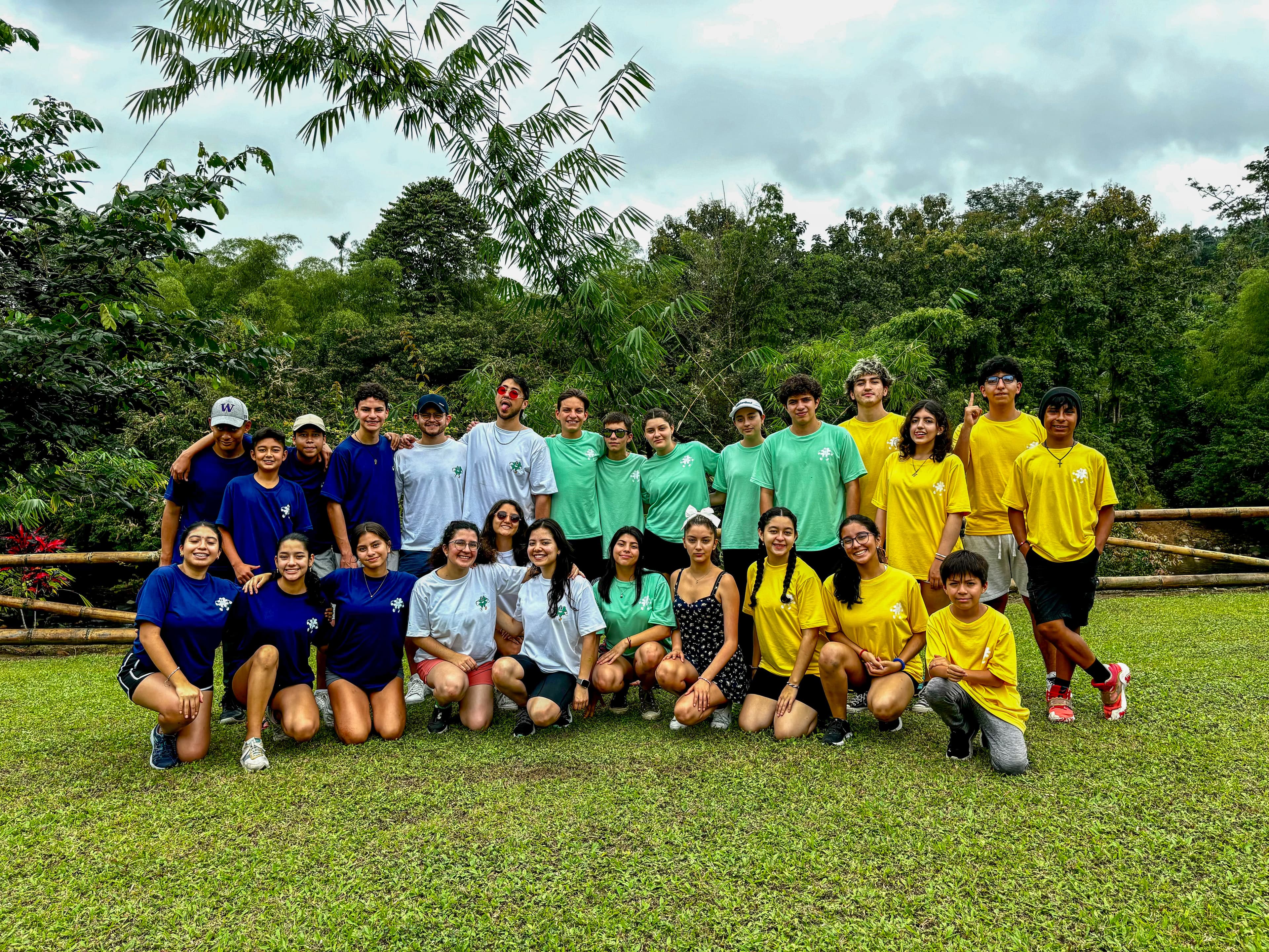Jóvenes en un campamento
