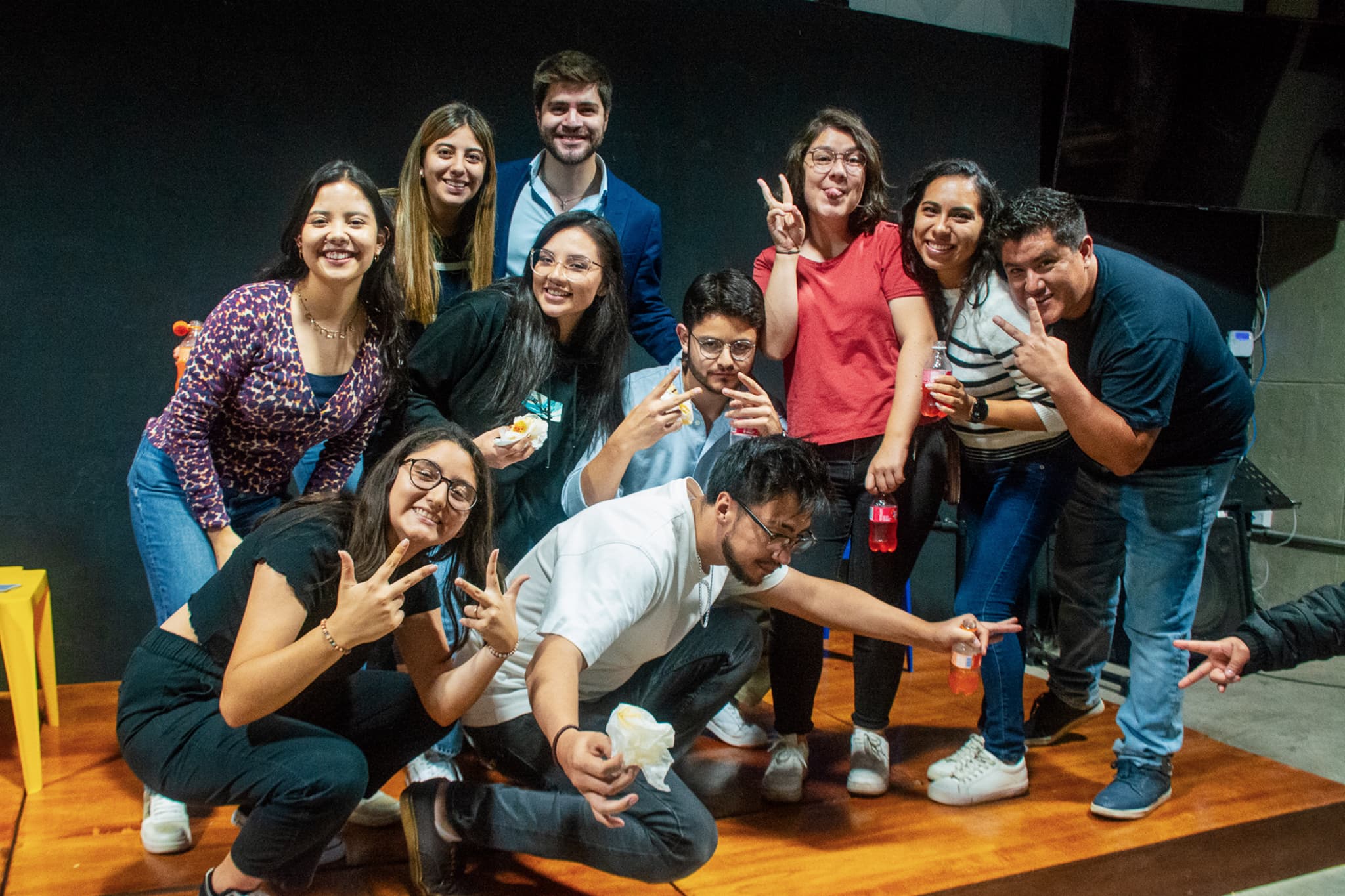 Jóvenes interactuando en un evento