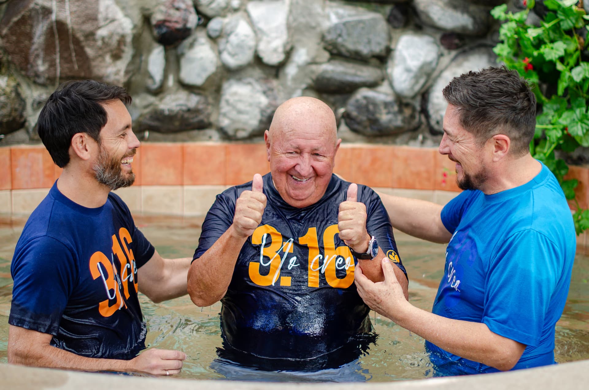 Persona siendo bautizada en el agua