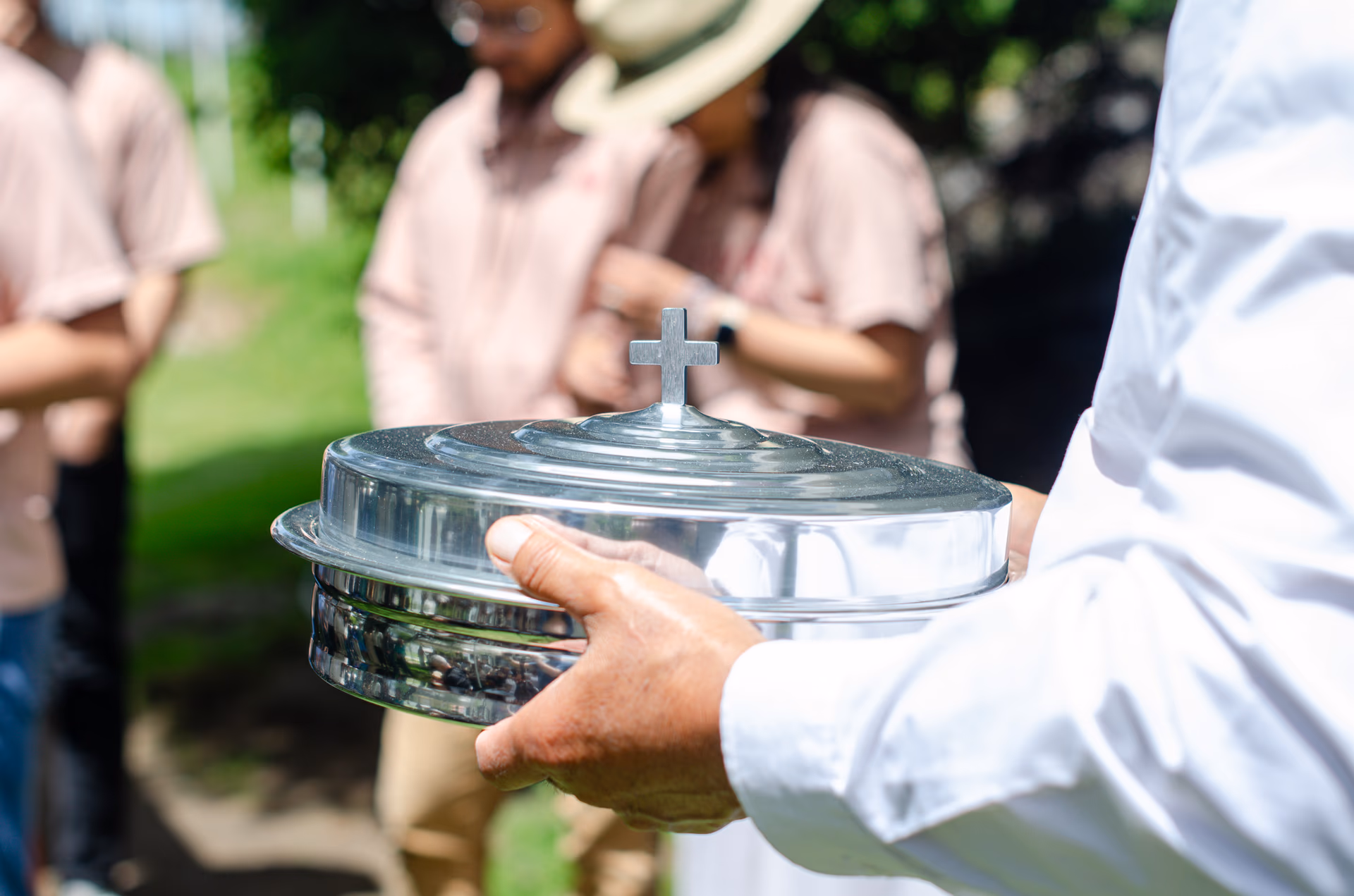 Elementos de la Santa Cena sobre una mesa