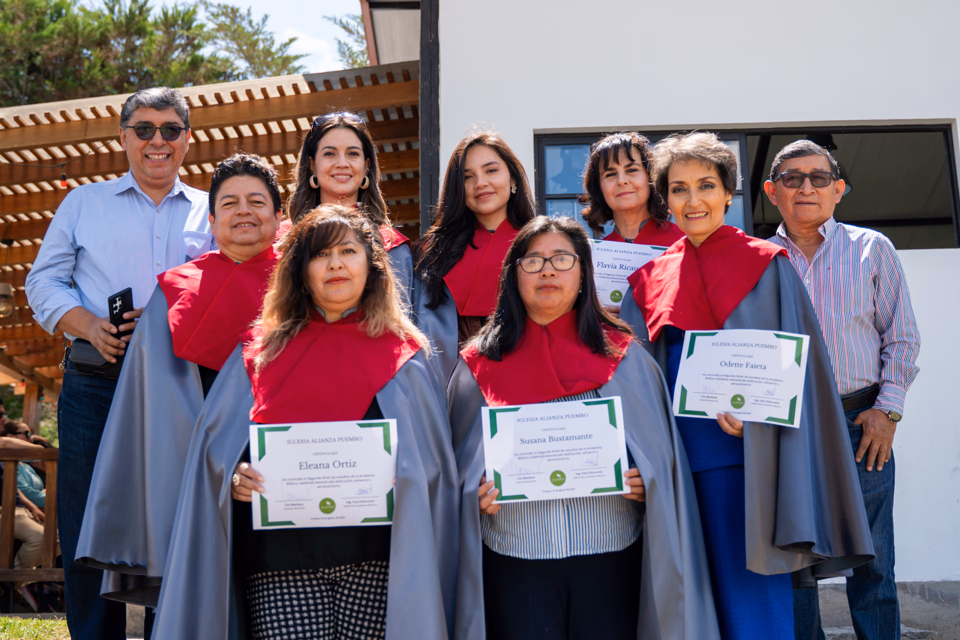 Estudiantes en un aula de estudio bíblico